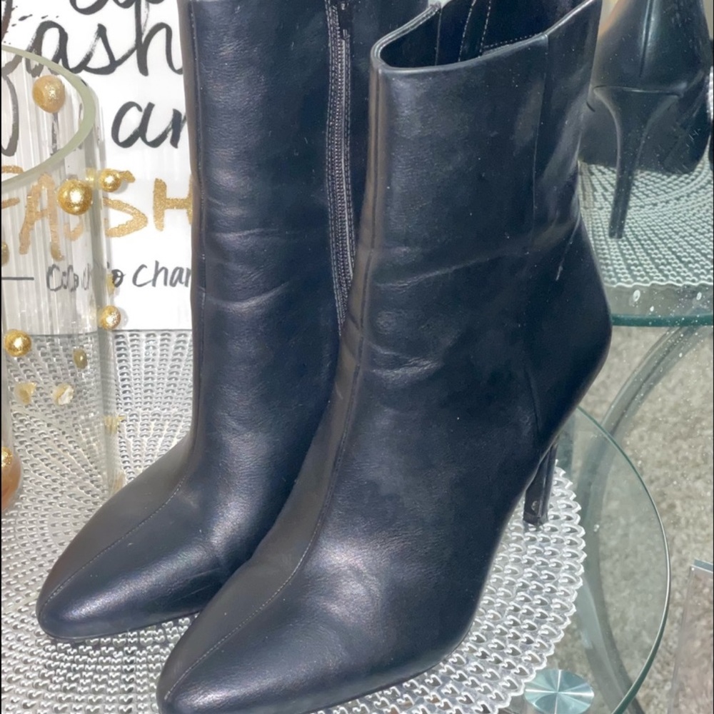 SOLD‼️. EUC Nine West 4 inch booties